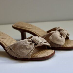 Kitten Heeled sandal with knotted fabric accent